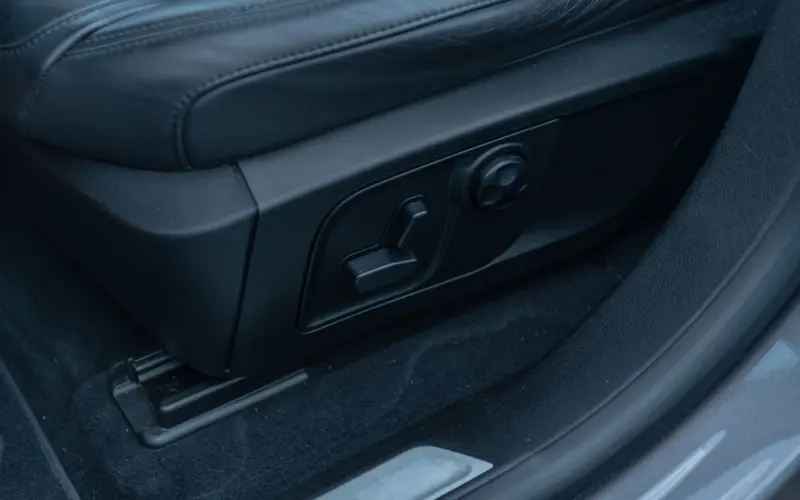 Maserati Levante Diesel * 1. HAND * SERVICE NEU * PANO * ACC * 360 - 122378