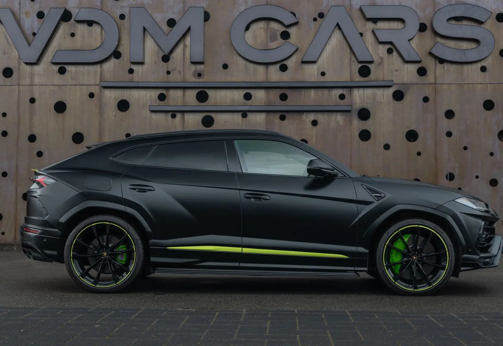 Lamborghini Urus * 4-SITZ * CARBON * ORIG. MATTLACK * GRAPHITE CAP *  - 134517
