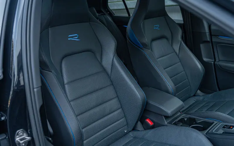 Volkswagen Golf VIII R * PERFORMANCE * AKRA * PANO * HUD * MAXTON * VO - 133085