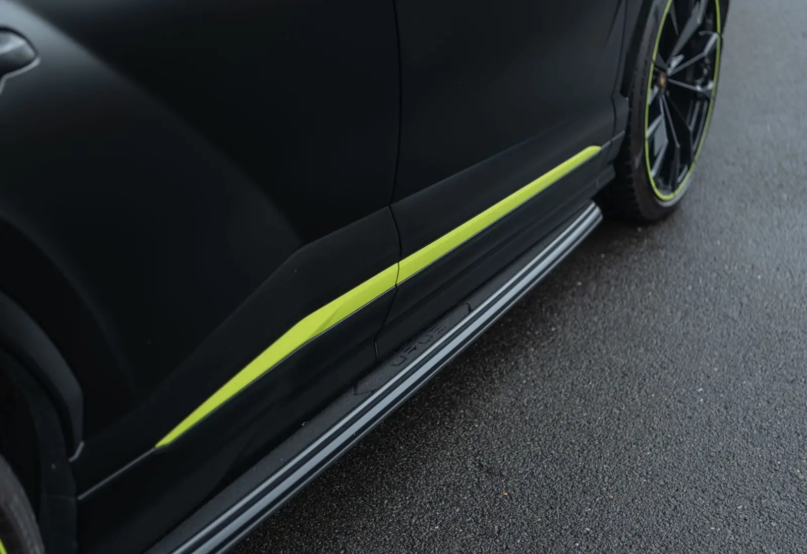 Lamborghini Urus * 4-SITZ * CARBON * ORIG. MATTLACK * GRAPHITE CAP *  - 134523