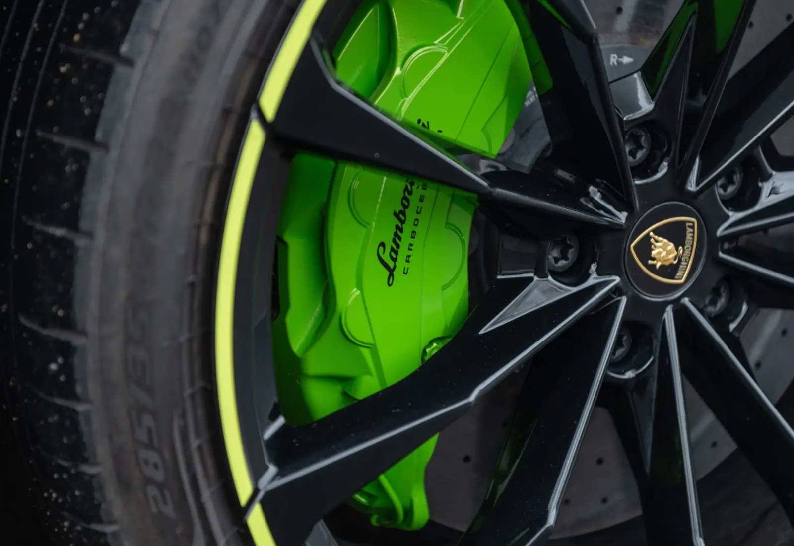 Lamborghini Urus * 4-SITZ * CARBON * ORIG. MATTLACK * GRAPHITE CAP *  - 134519