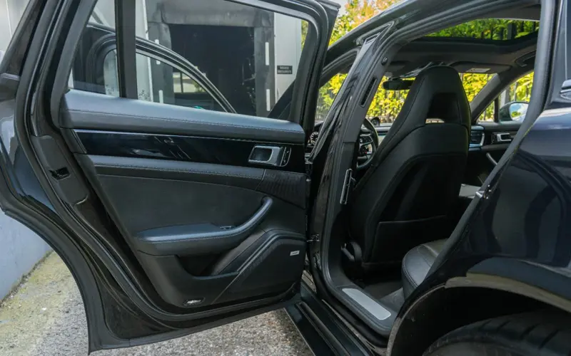 Porsche Panamera Sport Turismo 4 E-Hybrid * SPORTPAKET * CH - 150500