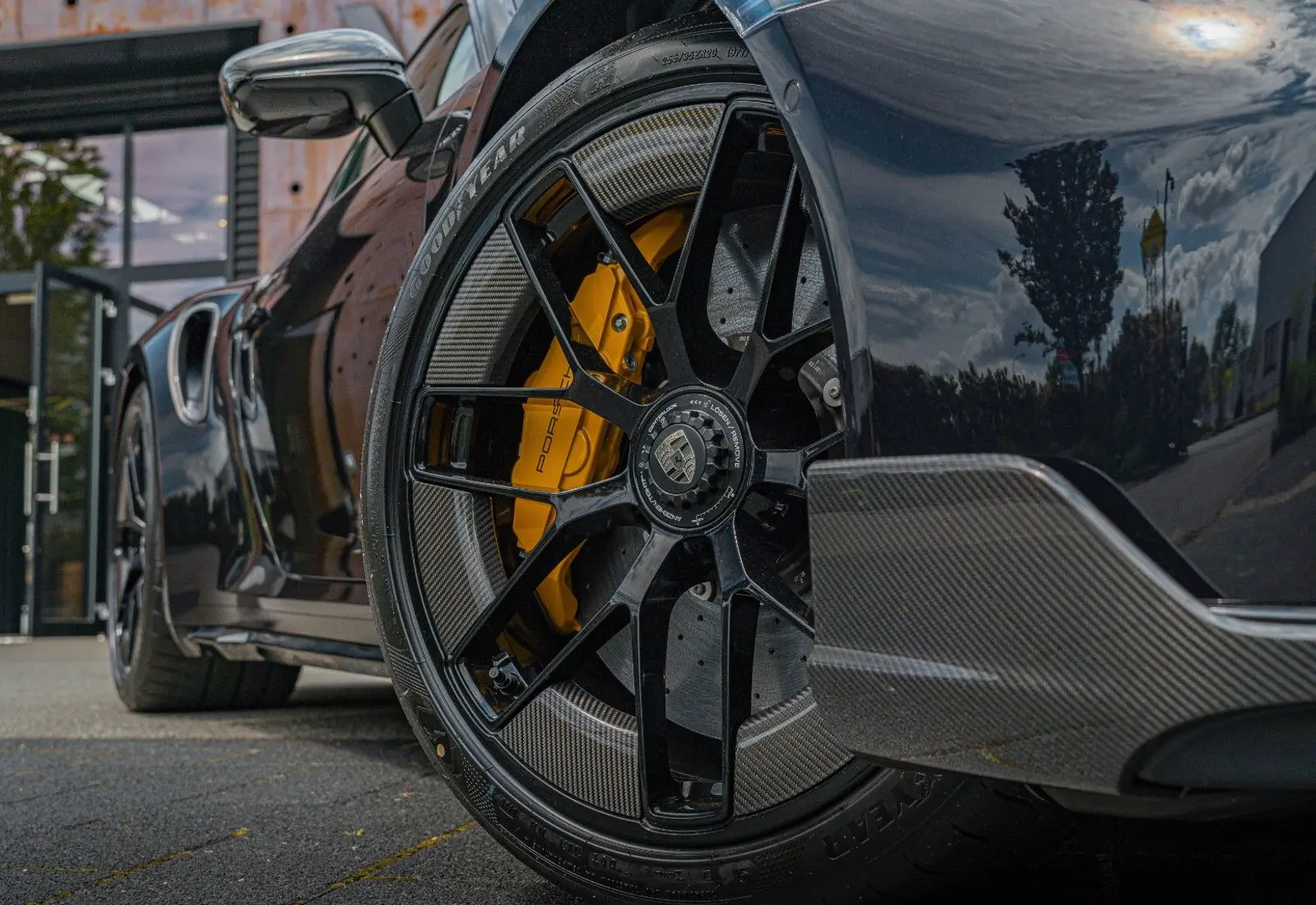Porsche 911 Turbo S * 992.2 * MY26 * SPORTDES * CARBON EXTERIOR - 146808