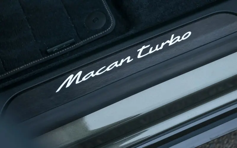 Porsche Macan Turbo Electric * INNO * P.DISPLAY * H.LENK * PANO - 115080