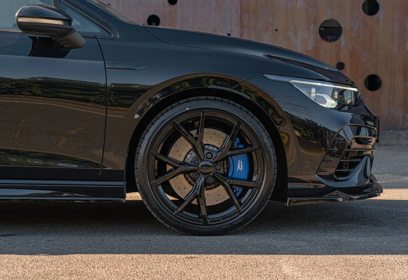 Volkswagen Golf VIII R * PERFORMANCE * AKRA * PANO * HUD * MAXTON * VO - 133054